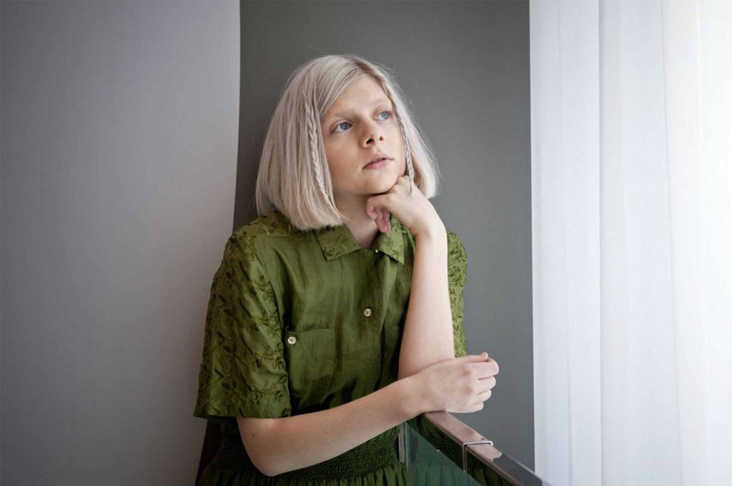 A cantora norueguesa Aurora faz sucesso com a música “Scarborough